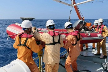 vuot song du dua ngu dan bi tai nan gay co vao bo