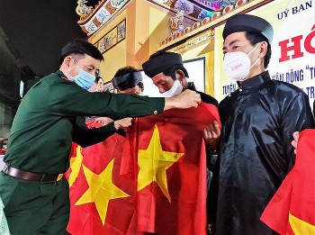 co to quoc tren tau ngu dan duoc tiep them niem tin va nghi luc