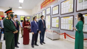 Trưng bày tư liệu liên quan đến Hoàng Sa, Trường Sa bằng tiếng Việt, tiếng Pháp và Atlas