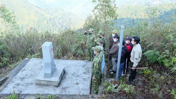 “Cột mốc sống” giữa biên thùy