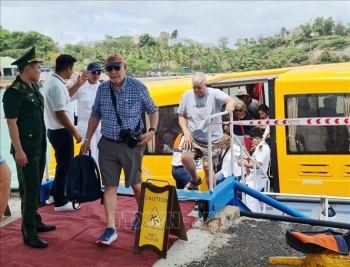 tau du lich bien quoc te dua du khach tro lai khanh hoa