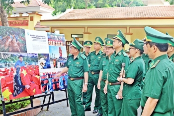 trung bay anh nghe thuat tu hao mot dai bien cuong