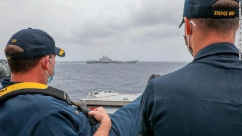 Biển Đông: Hải quân Trung Quốc tập trận, tàu Mỹ "bám đuôi"