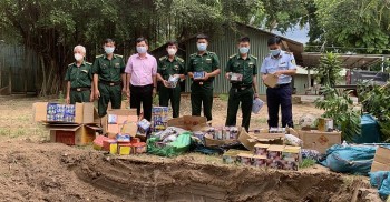 thu giu 198 thung bia nhap lau qua bien gioi ve viet nam tieu thu