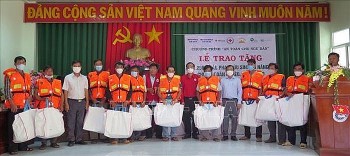 trao tang nha chu thap do ao phao cuu sinh cho cac ho gia dinh bi anh huong boi thien tai