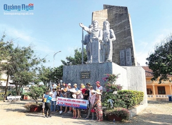 thieng lieng nha trung bay hoang sa bac hai