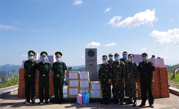 Điện Biên: Hỗ trợ lực lượng biên giới Lào phòng, chống dịch covid – 19