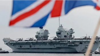 anh cu tau chien hms di qua bien dong
