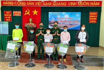 150 giao vien va hoc sinh trai nghiem huong ve bien dao que huong