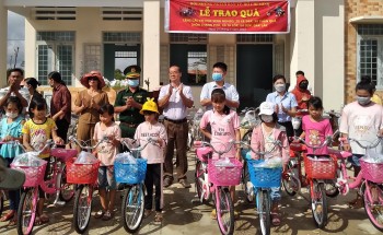 tang cac em hoc sinh va gia dinh kho khan tai xa bien gioi dak lak