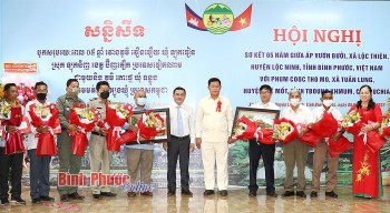 giao luu huu nghi cum dan cu 2 ben bien gioi ap vuon buoi binh phuoc va phum cooc tho mo campuchia