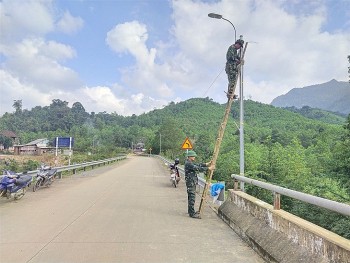 ke vai sat canh dong cam cong kho voi nguoi dan noi mien bien ai