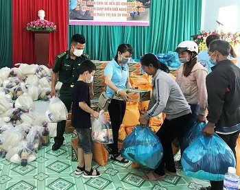 tang qua cho tre em co hoan canh kho khan vung bien gioi dak lak an giang