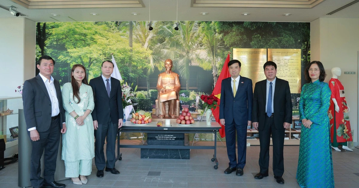 kieu bao tai nhat ban dang huong tuong nho chu tich ho chi minh