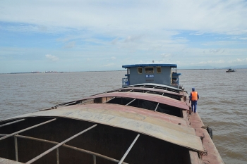 tam giu 400 tan than khong ro nguon goc tren khu vuc bien hai phong
