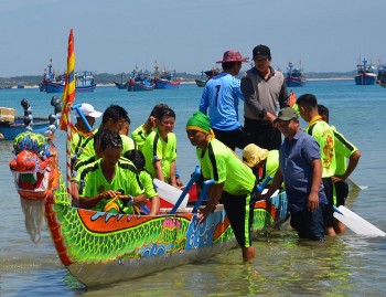 quang ngai ngu dan dua thuyen cau an ngay tet doan ngo