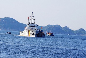 lai dat thanh cong tau ca cung 13 ngu dan tu truong sa den cang ba ngoi