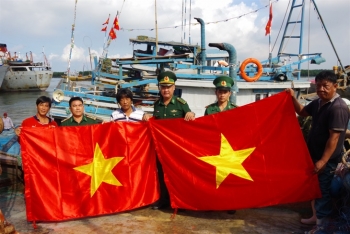 Hải đoàn 18 BĐBP tặng 100 cờ Tổ quốc cho ngư dân