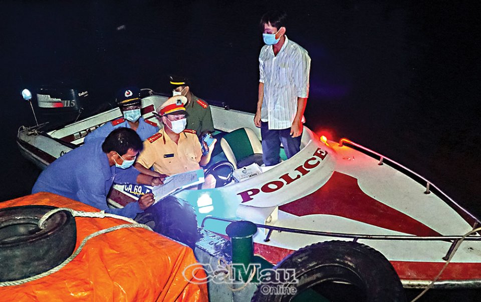 Cà Mau: Tăng cường chống dịch trên đường thủy