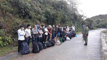 cong an ha giang tiep nhan 21 cong dan do trung quoc trao tra