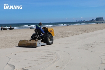 Làm sạch bãi biển bằng máy sàng cát