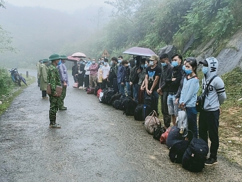 ha giang phat hien 80 cong dan nhap canh trai phep