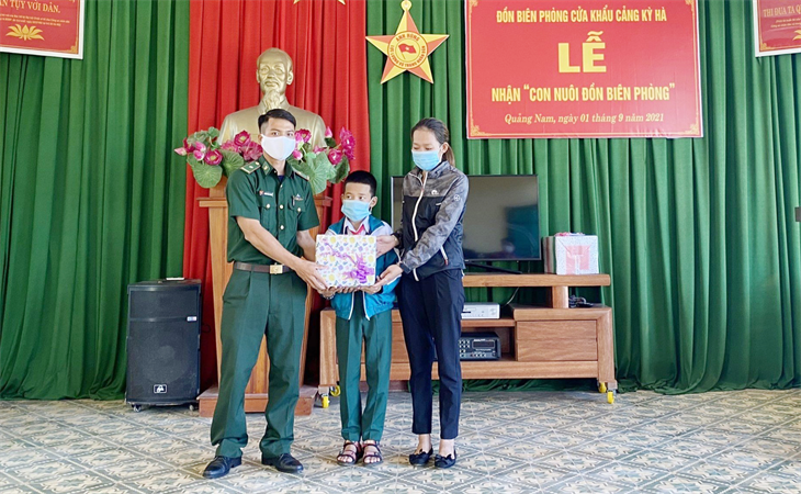 Chăm lo cho “con nuôi đồn Biên phòng” trước thềm năm học mới