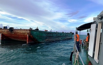 cuu nan thanh cong ba thuyen vien bi nan tren vung bien ben tre