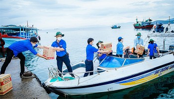 nha trang mang tet trung thu den voi tre em ngheo dao vung ngan