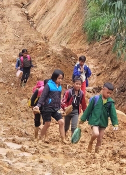 Gian nan đường đến trường của trẻ em huyện nghèo biên giới Tây Giang