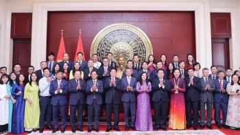 chu tich nuoc gap go can bo nhan vien dai su quan va cong dong nguoi viet nam tai trung quoc