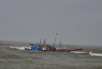 binh dinh 13 ngu dan gap nan tren bien duoc dua vao bo an toan