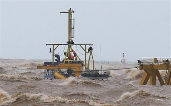 quang tri cuu ho thanh cong 2 thuyen vien con 8 thuyen vien dang gap nguy hiem