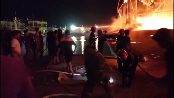 Điều tra nguyên nhân 4 tàu cá cháy rụi trong đêm ở Nghệ An