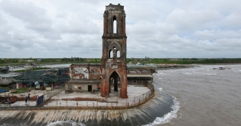 Nét hoang sơ của nhà thờ đổ bên bờ biển độc nhất vô nhị ở Việt Nam