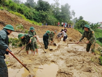 hang tram chien si sat canh cung nhan dan tren tuyen bien gioi quang nam