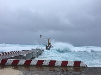 Hàng nghìn ngư dân tránh bão số 9 trong các âu tàu trên quần đảo Trường Sa