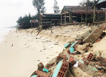 Quảng Trị: Sạt lở bãi tắm biển Gio Hải, chín nhà quán bị sập