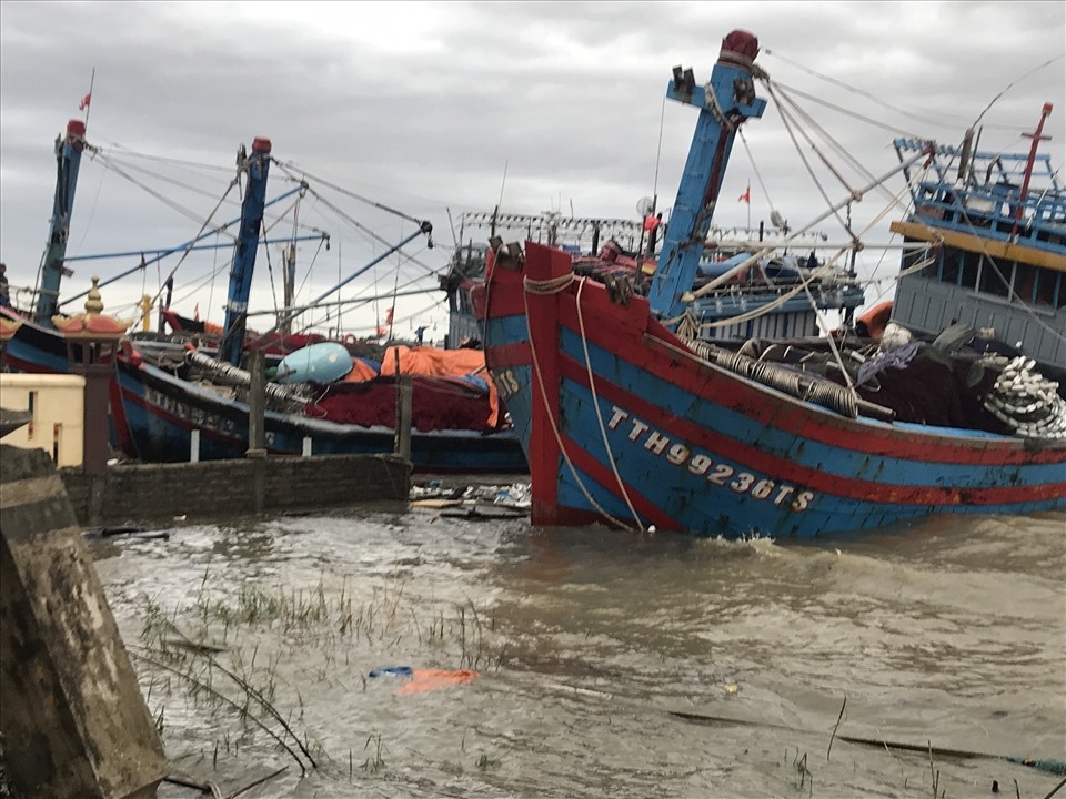 Huế: Nhiều tàu đánh cá bị chìm do bão số 13