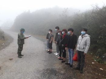 ha giang phat hien 12 cong nhan nhap canh trai phep qua bien gioi