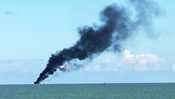 tau cho khach tu cu lao cham boc chay giua bien