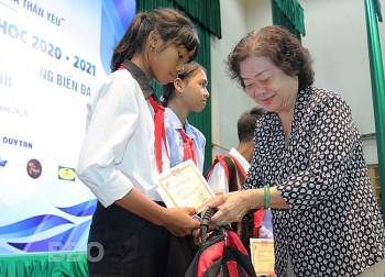 binh dinh trao hon 100 suat hoc bong vu a dinh cho con em ngu dan