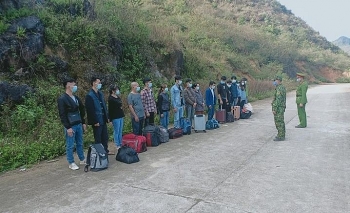ha giang tiep nhan 16 cong dan do trung quoc trao tra