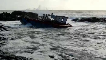 Quảng Ngãi: Cứu 3 ngư dân bị sóng đánh chìm trong đêm