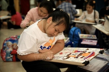 hang tram thieu nhi quoc te tham gia thi ve tranh em yeu ha noi thanh pho vi hoa binh