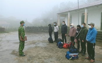 ha giang bat giu 52 cong nhan nhap canh trai phep qua duong mon bien gioi