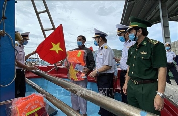 Ninh Thuận: Ngư dân được tặng quà, phát thuốc để yên tâm vươn khơi bám biển