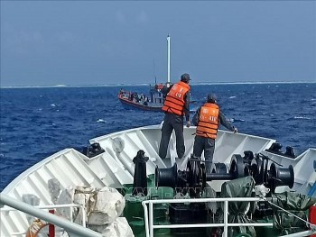 Cứu hộ thành công 12 ngư dân bị nạn trên vùng biển Trường Sa
