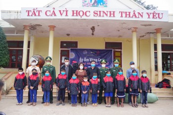 tang 600 chiec ao am cung nhieu suat qua cho hoc sinh vung bien