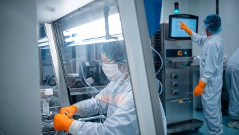 tiep can moi nguon vaccine covid 19 phan dau cuoi nam 2021 dat mien dich cong dong